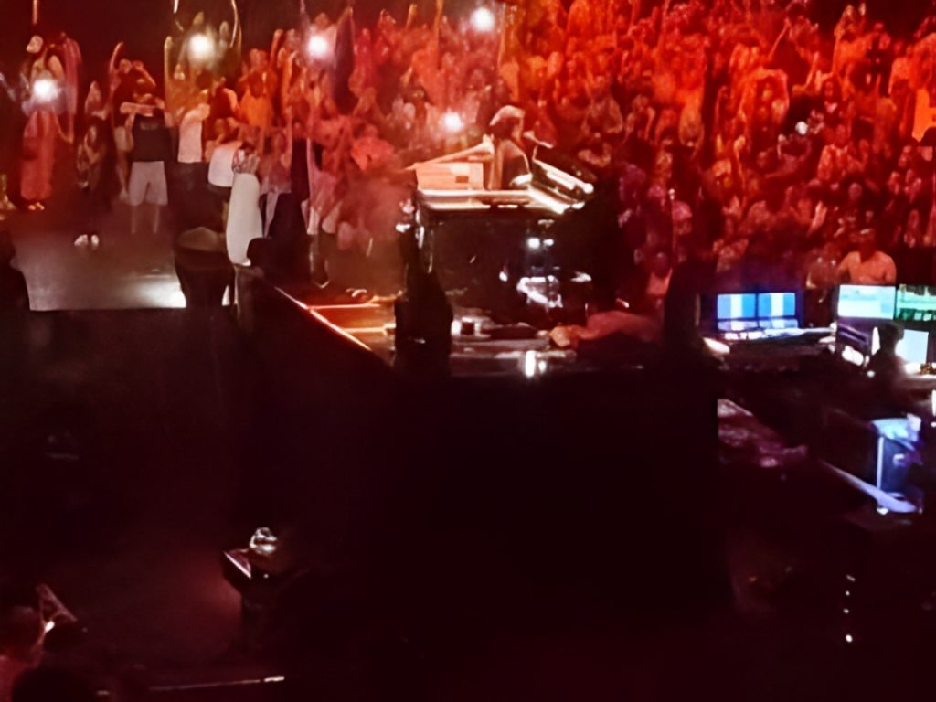 Imagen captada por Anna de  Alicia Keys tocando el piano en el Movistar Arena (Wizink Center)