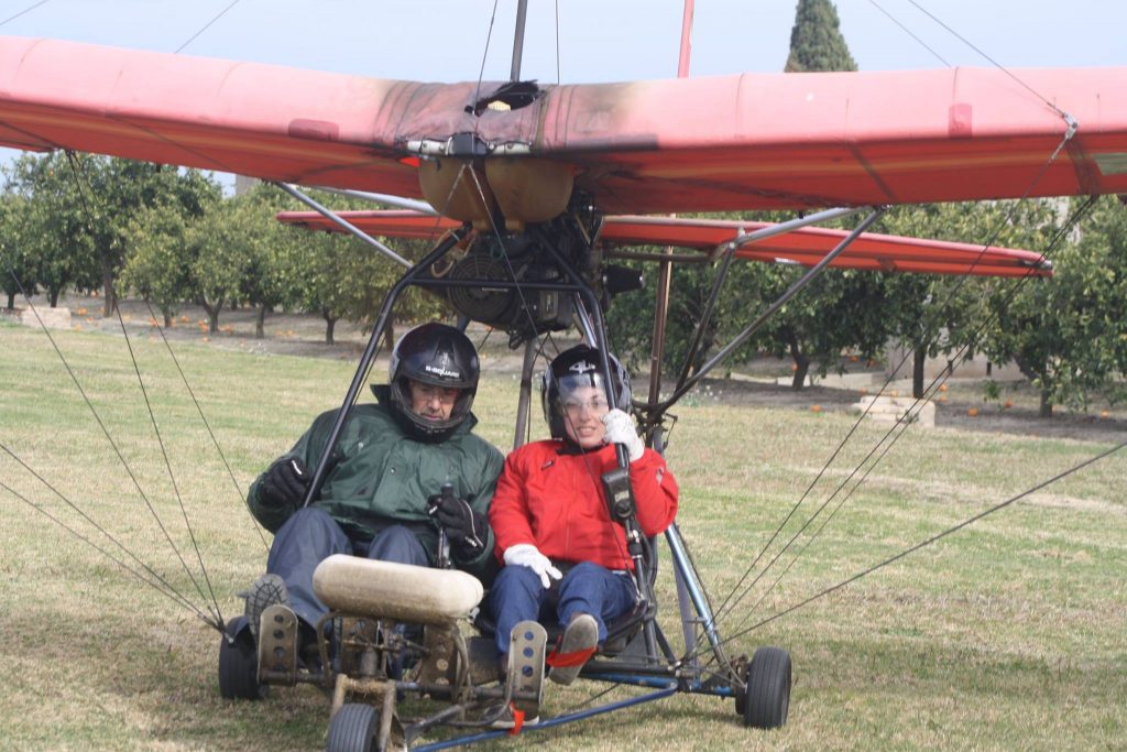 Anna volando en ultraligero