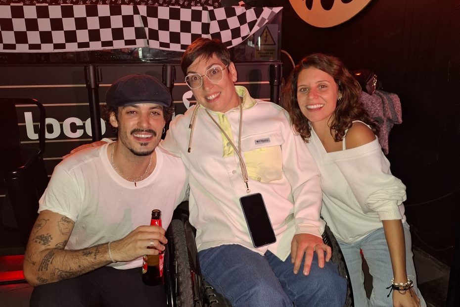 Anna y su amiga junto a Paul