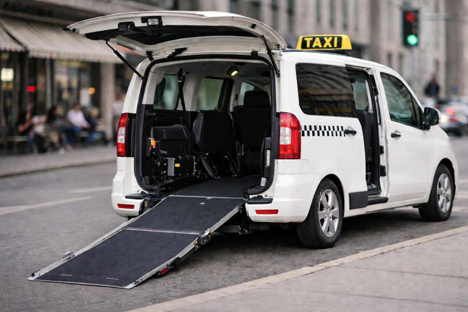 imagen de un taxi con un rampa desplegada