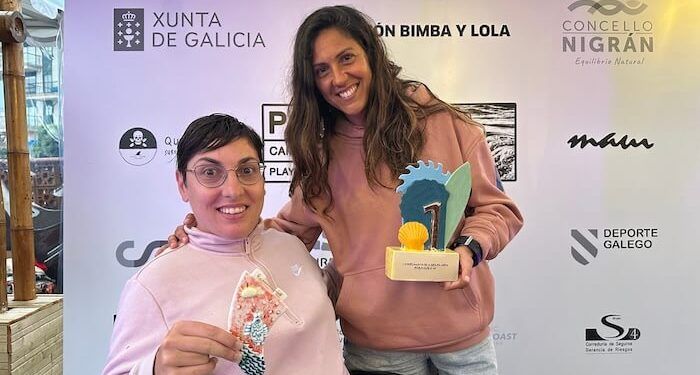 Anna y Mireia con sus trofeos