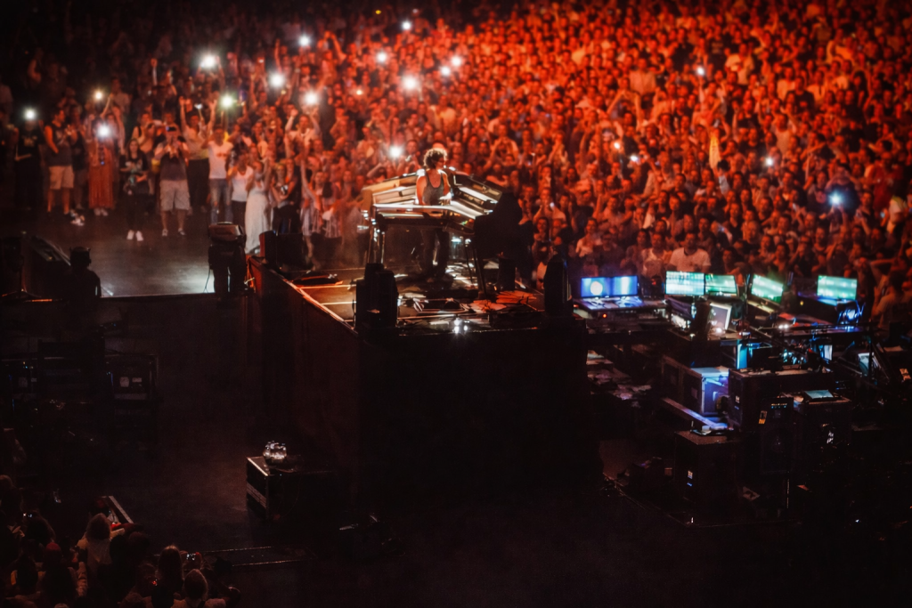 Imagen captada por Anna Apertura del concierto de Alicia Keys. Hay una mujer tocando el piano en el Movistar Arena (Wizink Center)