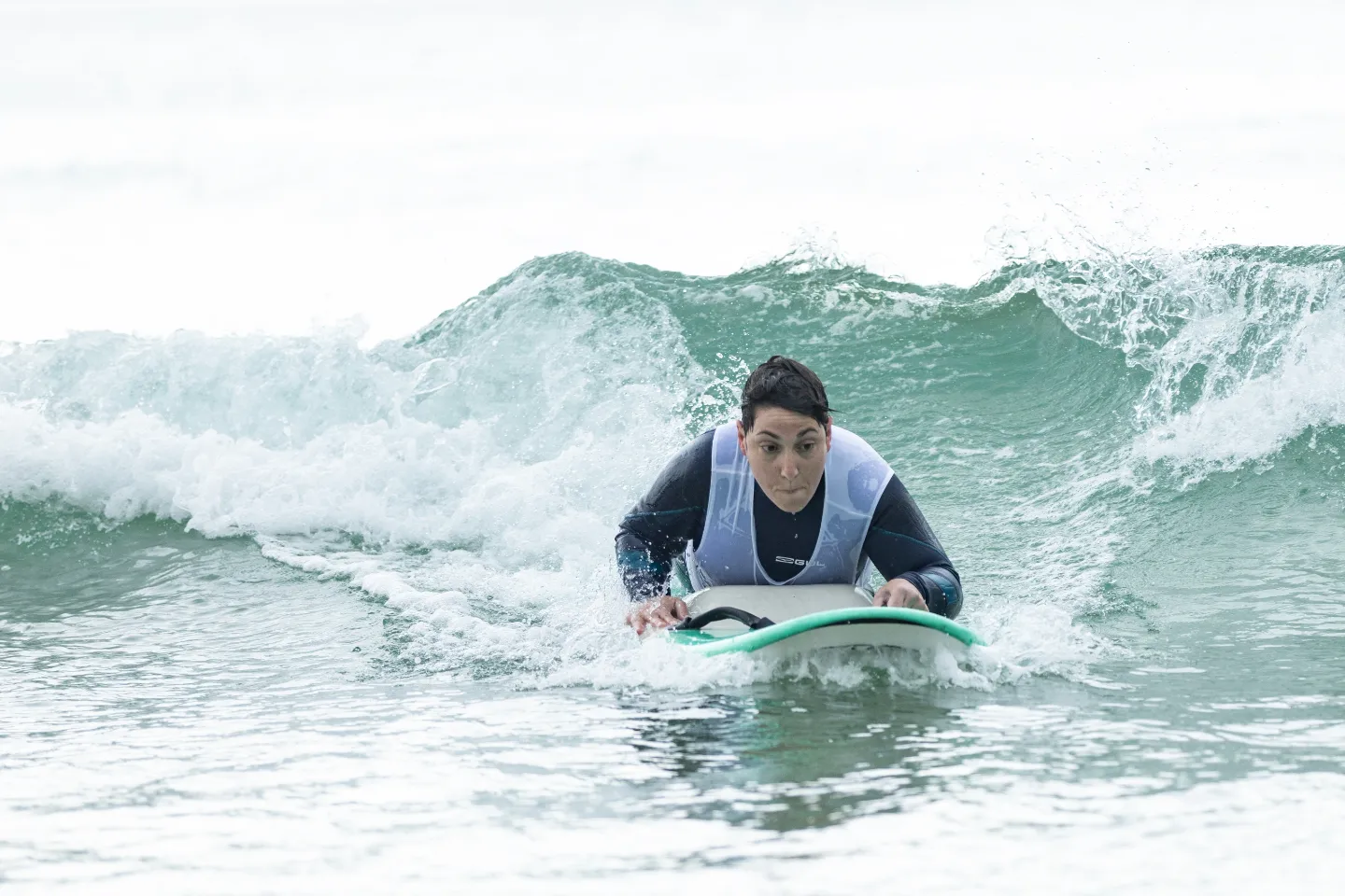 Anna surfeando una ola tumbada