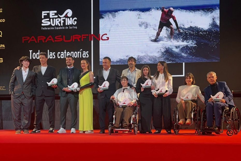 Foto de familia de todos los miembreos de la selección de parasurf