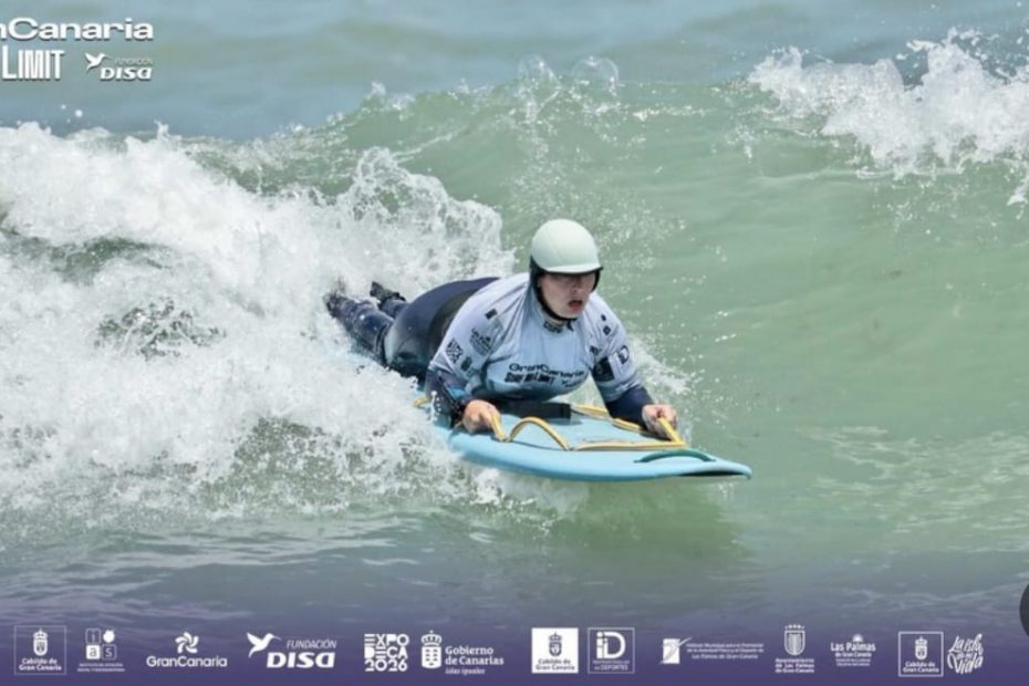 Anna surfeando una ola